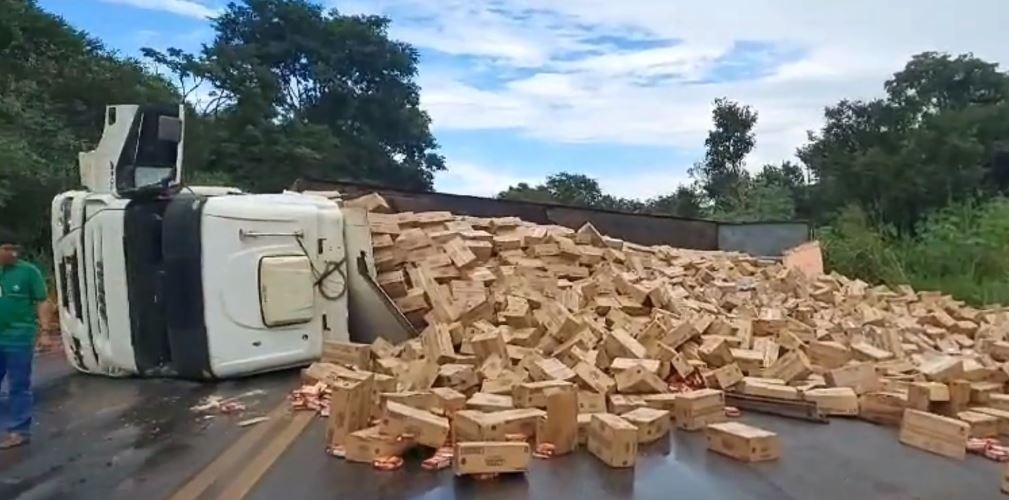 VÍDEO: Caminhão com biscoitos tomba na BR-365, em Patos de Minas