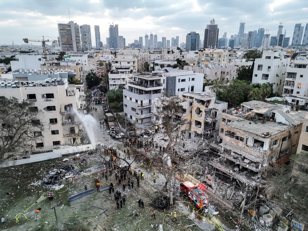Área residencial em Tel Aviv após ataques de mísseis do Irã contra Israel. — Foto: Reuters/Moshe Mizrahi