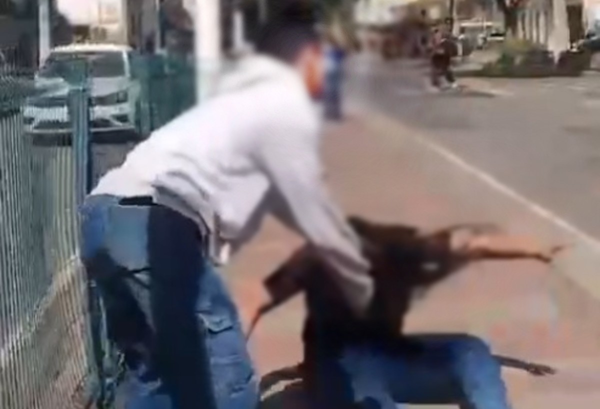 Mulher incita filho a bater em adolescente, filma agressão e é presa; VÍDEO