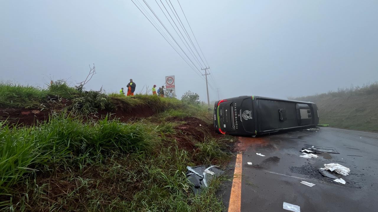 Passageiros são resgatados após ônibus tombar na PR-444 durante viagem, e trânsito é desviado