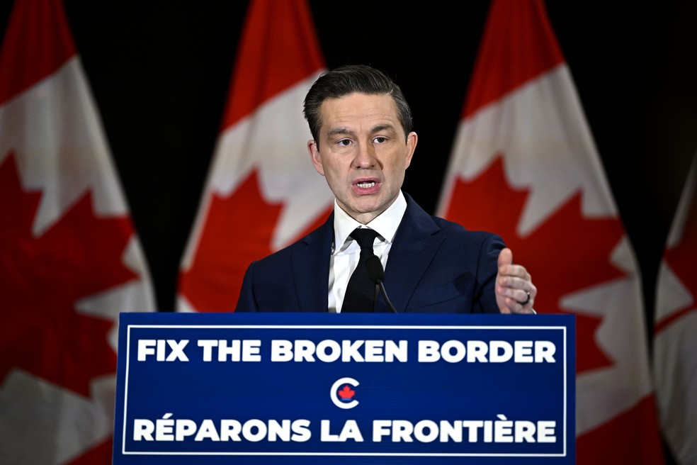 O líder conservador do Canadá, Pierre Poilievre, durante coletiva em Ottawa, em 1º de dezembro de 2024. — Foto: Justin Tang/The Canadian Press