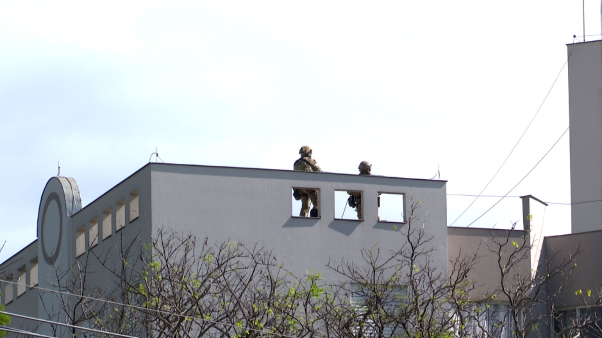 Homem em surto esfaqueia cunhado, invade apartamento vizinho e mantém casal de idosos em cárcere privado no Paraná