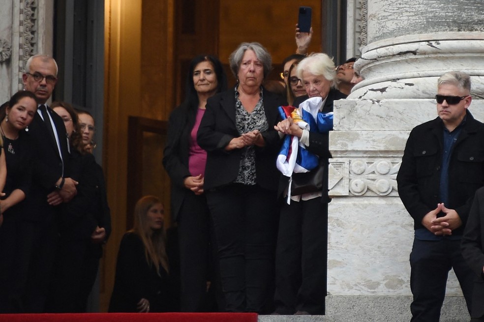 Funeral de Mujica termina com viúva abraçando bandeiras que cobriam o caixão