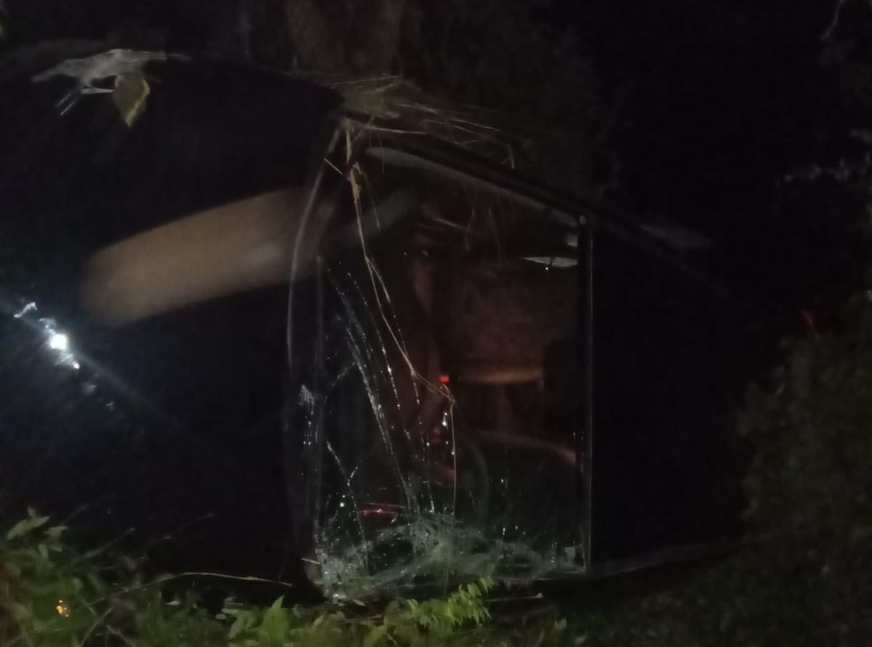 Carro capota na SE-065 e deixa quatro pessoas feridas em São Cristóvão