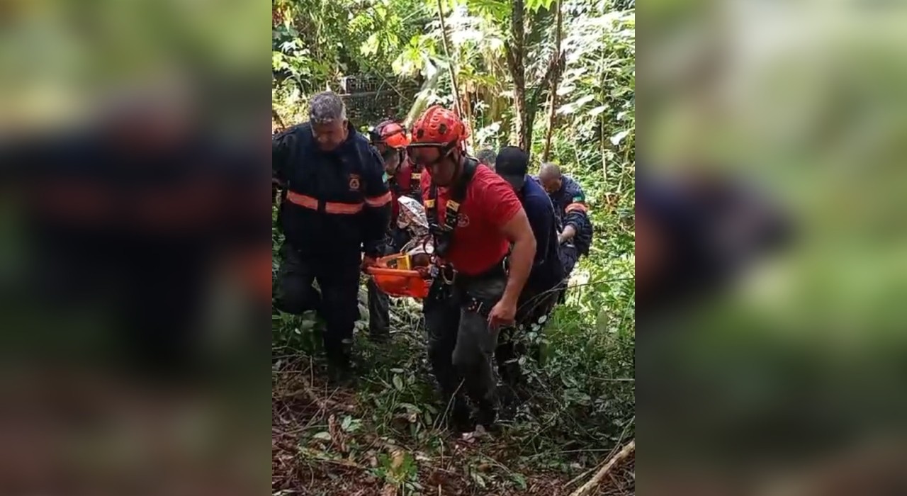 Idoso é resgatado ao ser encontrado ferido dentro de buraco de 15 metros de profundidade em Cabreúva