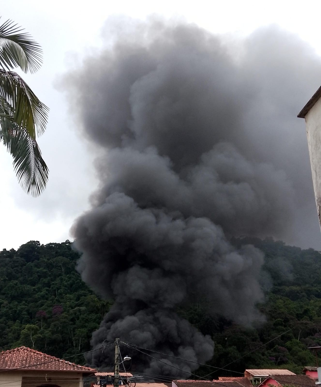 Incêndio atinge depósito de reciclagem em Angra dos Reis