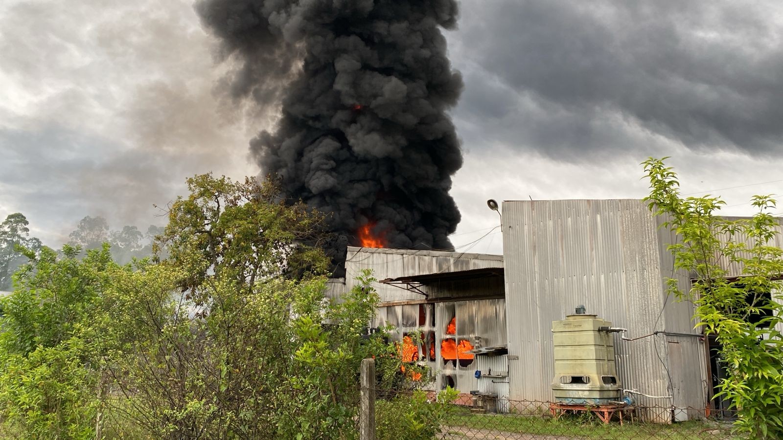 Bombeiros combatem incêndio de grandes proporções em fábrica de borracha no RS