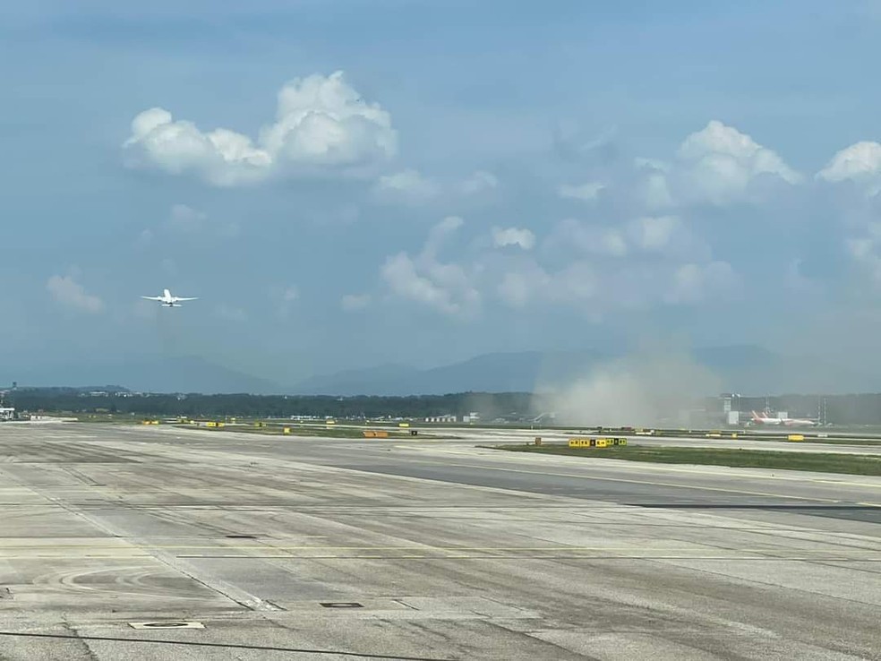 Nuvem de fumaça no ponto onde avião da Latam bateu a cauda — Foto: Redes sociais