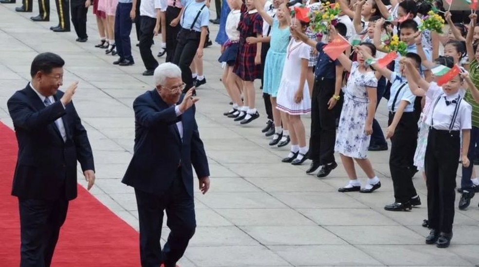 O presidente chin&ecirc;s Xi Jinping deu as boas-vindas ao presidente palestino Mahmoud Abbas em 2017. &mdash; Foto: Getty Images via BBC