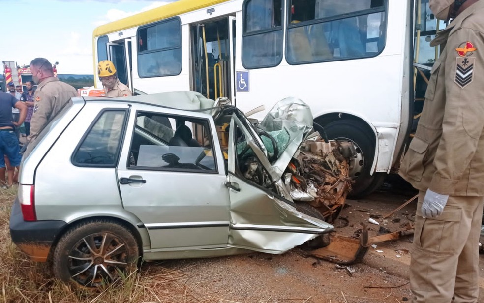 Carro de funerária bate de frente com ônibus e mata motorista em rodovia de  Goiás, Goiás