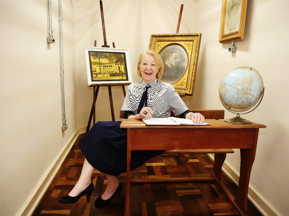 Anita Zippin revisitou a escola que estudou e vestiu o uniforme da época — Foto: Giuliano Gomes/PR Press