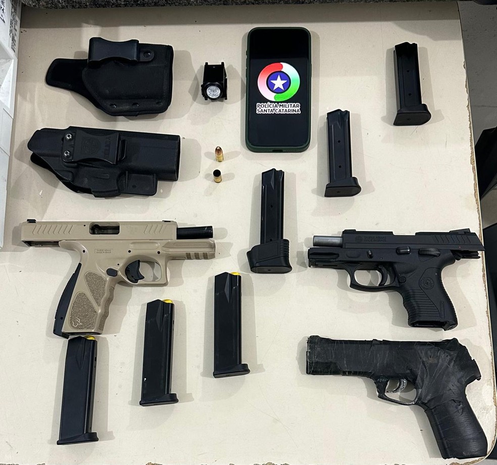 PM apreende armas de balas de suspeito de atirar em posto de combustíveis na Grande Florianópolis — Foto: Polícia Militar/Divulgação