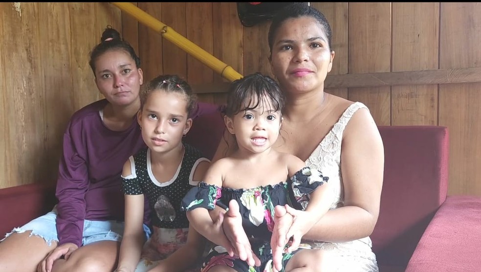 Casal está junto há mais de seis anos e construiu um banheiro com garrafas de vidro — Foto: Reprodução