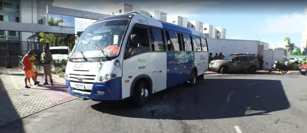 Motorista de micro-ônibus foi morto a tiros em Lauro de Freitas — Foto: Reprodução/TV Bahia