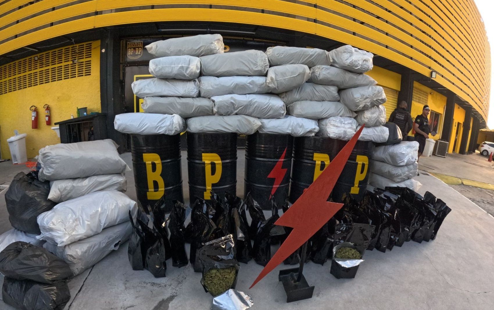 Quatro pessoas são presas e mais de 200 quilos de maconha são apreendidos em casa do Bairro Coroa do Meio
