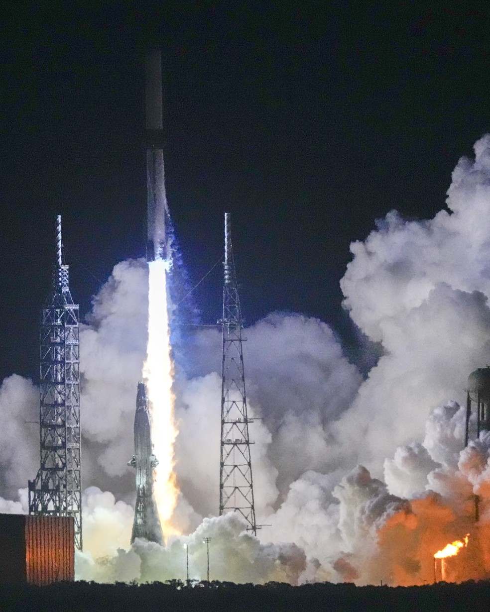 O foguete New Glenn da Blue Origin decola do Complexo de Lançamento 36, na Estação da Força Espacial de Cabo Canaveral, na Flórida, quinta-feira, 16 de janeiro de 2025 — Foto: John Raoux/AP