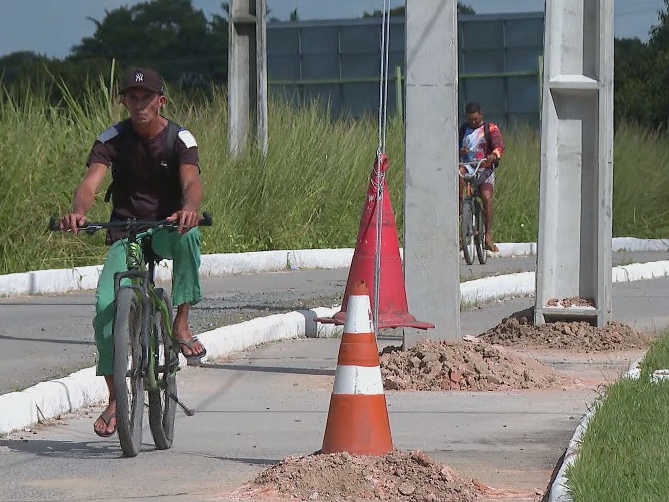 Postes são instalados no meio de ciclovia em Ipojuca e ciclistas temem risco de acidentes
