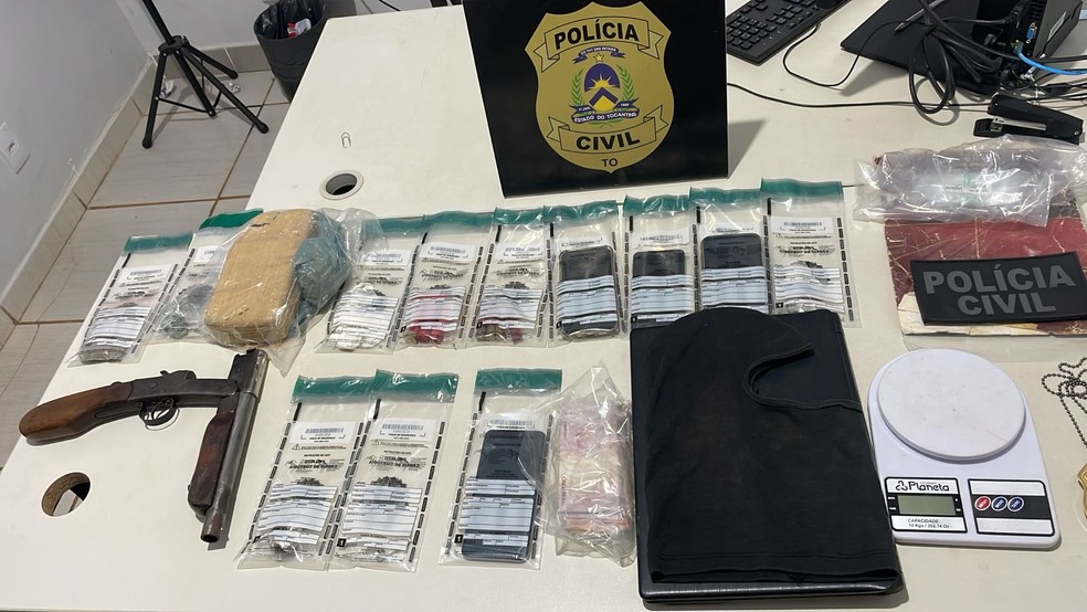 Objetos e drogas apreendidos pela Polícia Civil durante operação  Foto: Divulgação