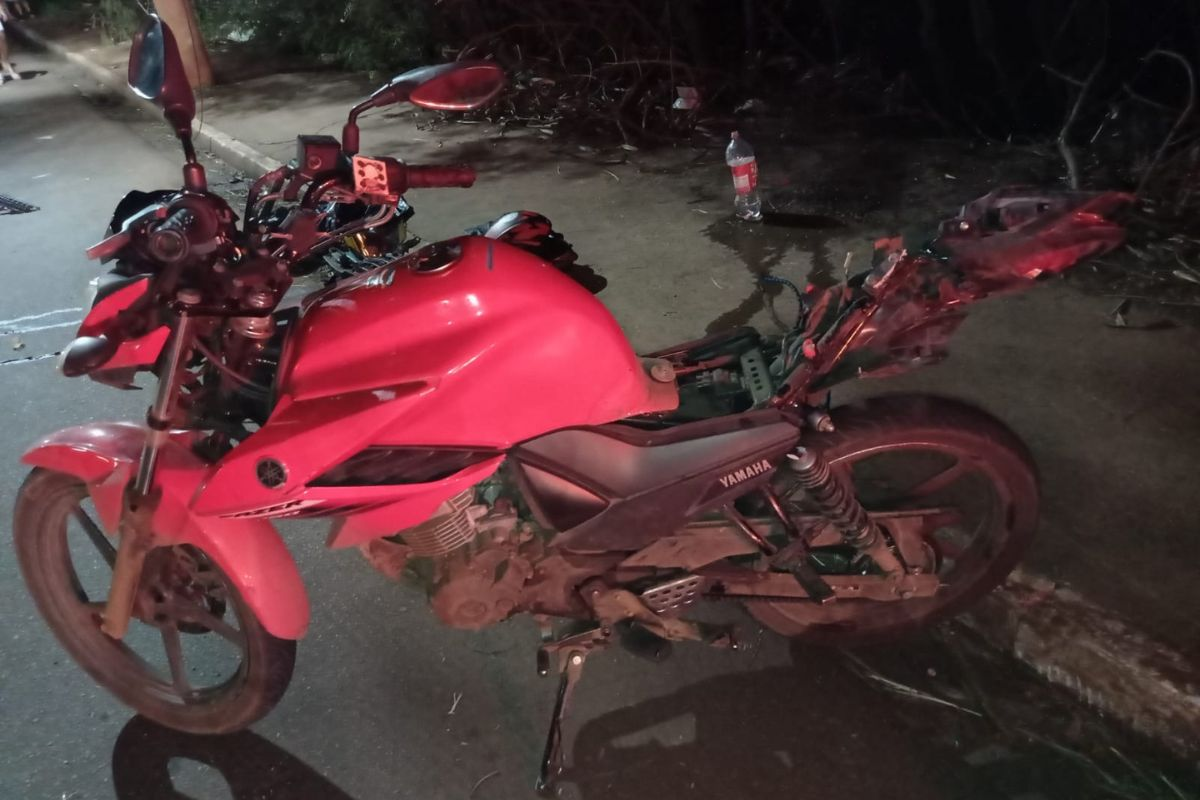 Motociclista bate em caminhonete, cai na pista e morre atropelado por caminhão em Campo Grande