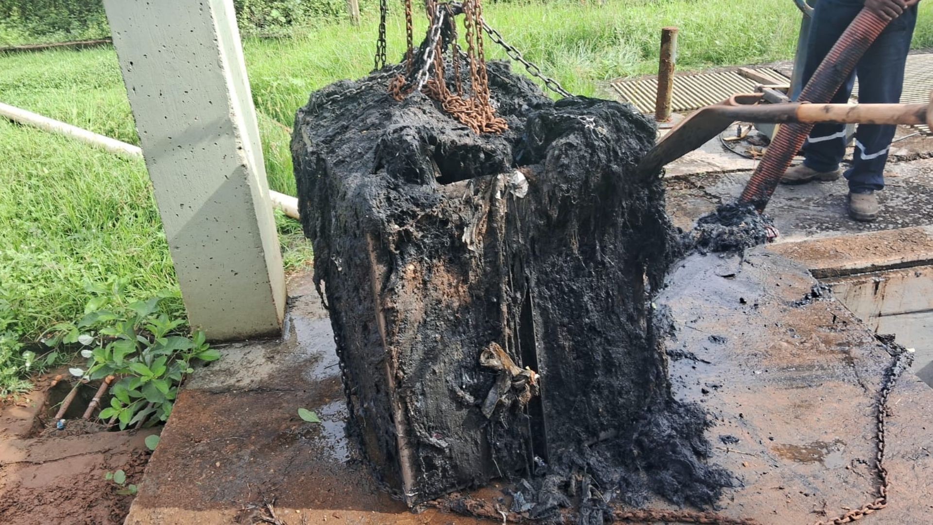 VÍDEO: Fios de cabelo entopem redes de esgoto em Patos de Minas; veja como evitar 