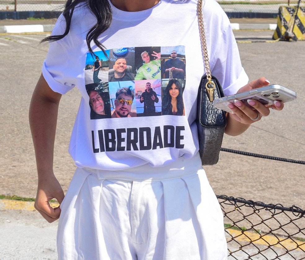 Familiares de MC Ryan SP exibem camiseta pedindo liberdade para outros presos da chamada 'Operação Narco Fluxo', da Polícia Federal. — Foto: Edu Araújo/Agnews