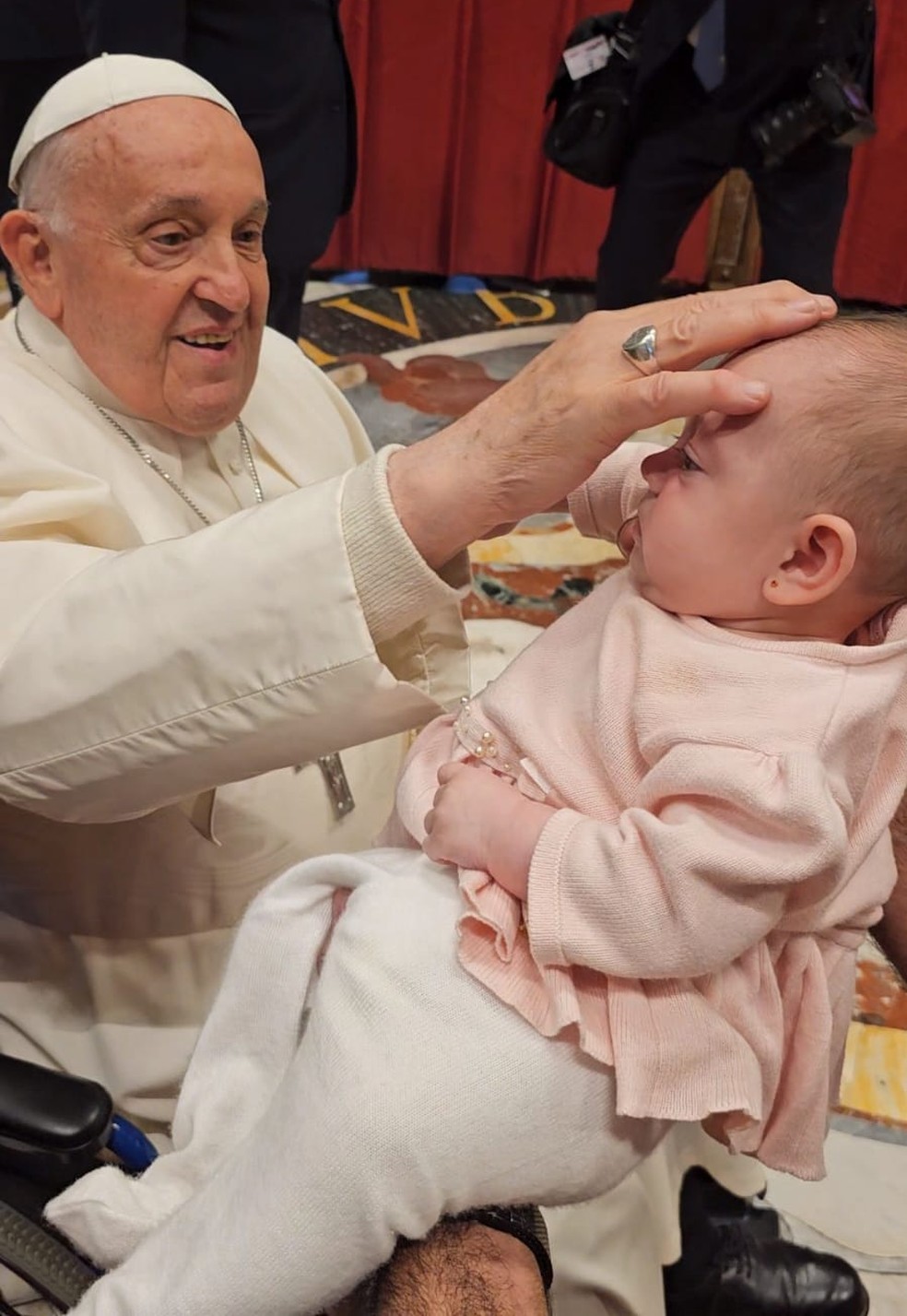 Maria Cecília foi abençoada pelo Papa Francisco durante uma visita ao Vaticano, em 2024. — Foto: Arquivo pessoal
