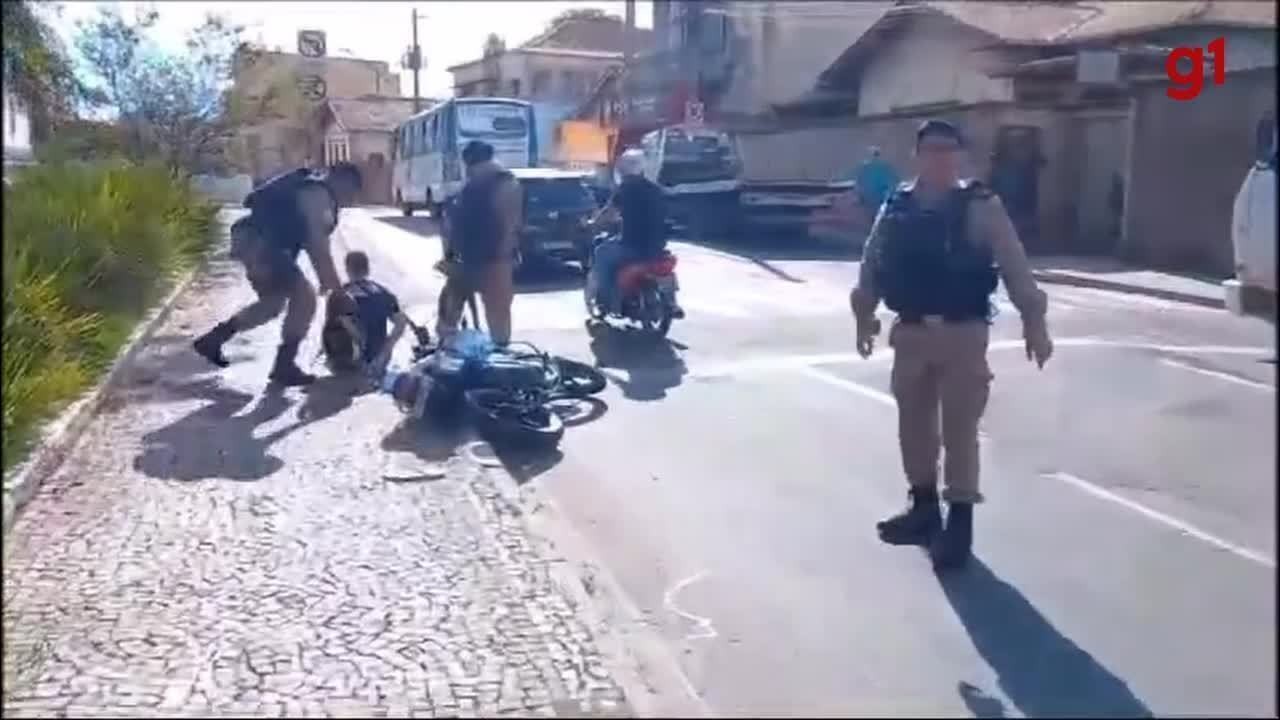 VÍDEO: motociclista tenta fugir de blitz e leva paulada no momento em que policial gravava mensagem