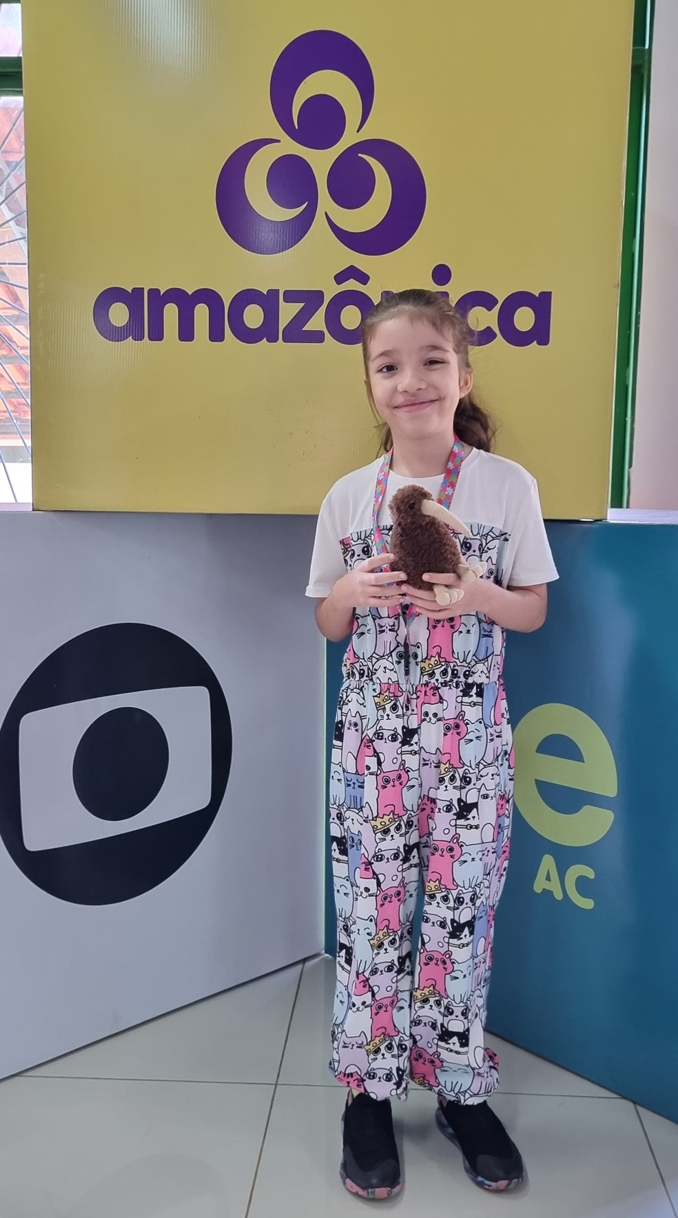 Laura ganhou dos pais uma pelúcia do animal que foi protagonista de seu primeiro livro: o kiwi — Foto: Rita Pontes/CBN Rio Branco