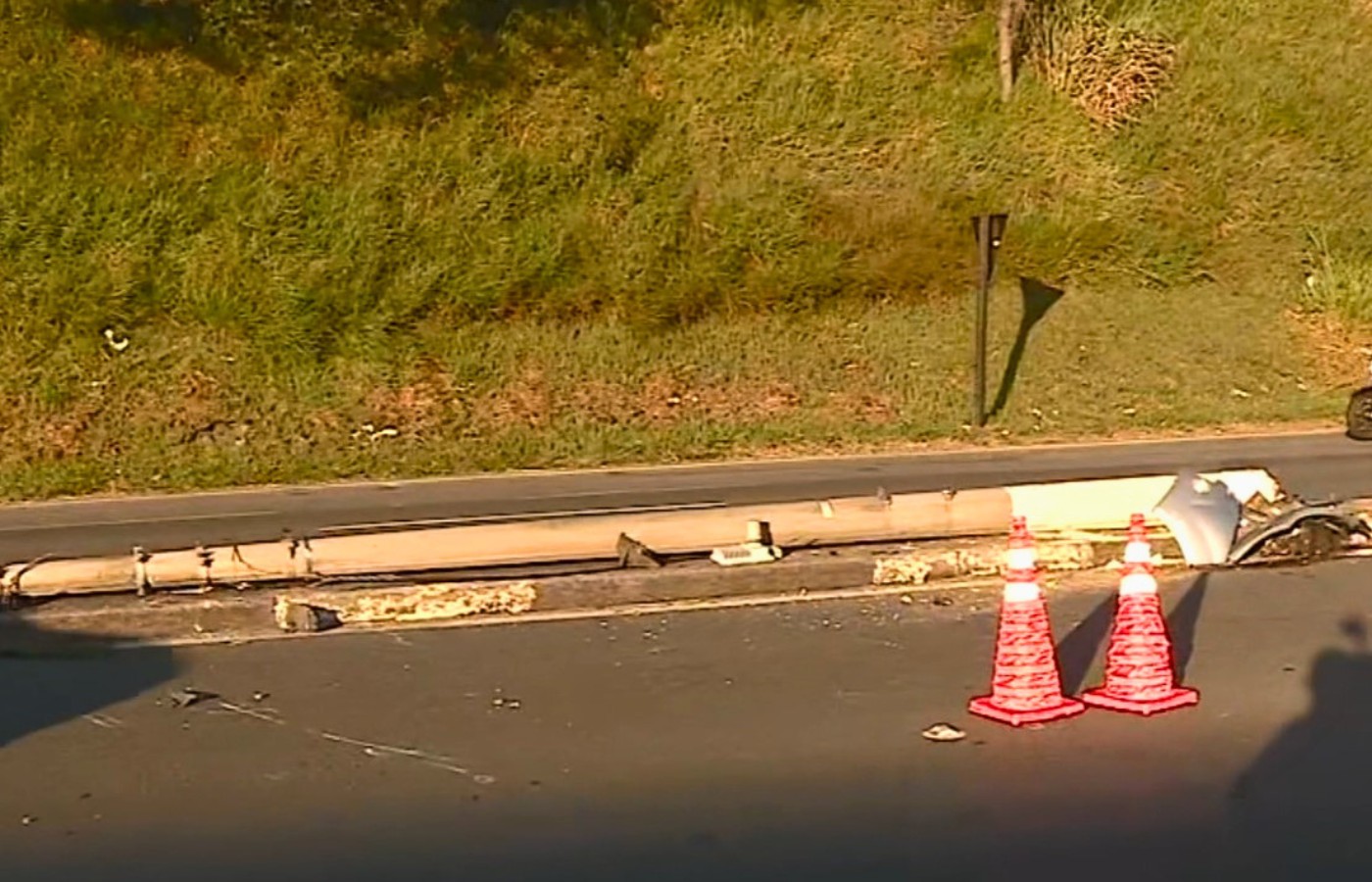 Carro derruba poste e motorista fica ferido em Valinhos