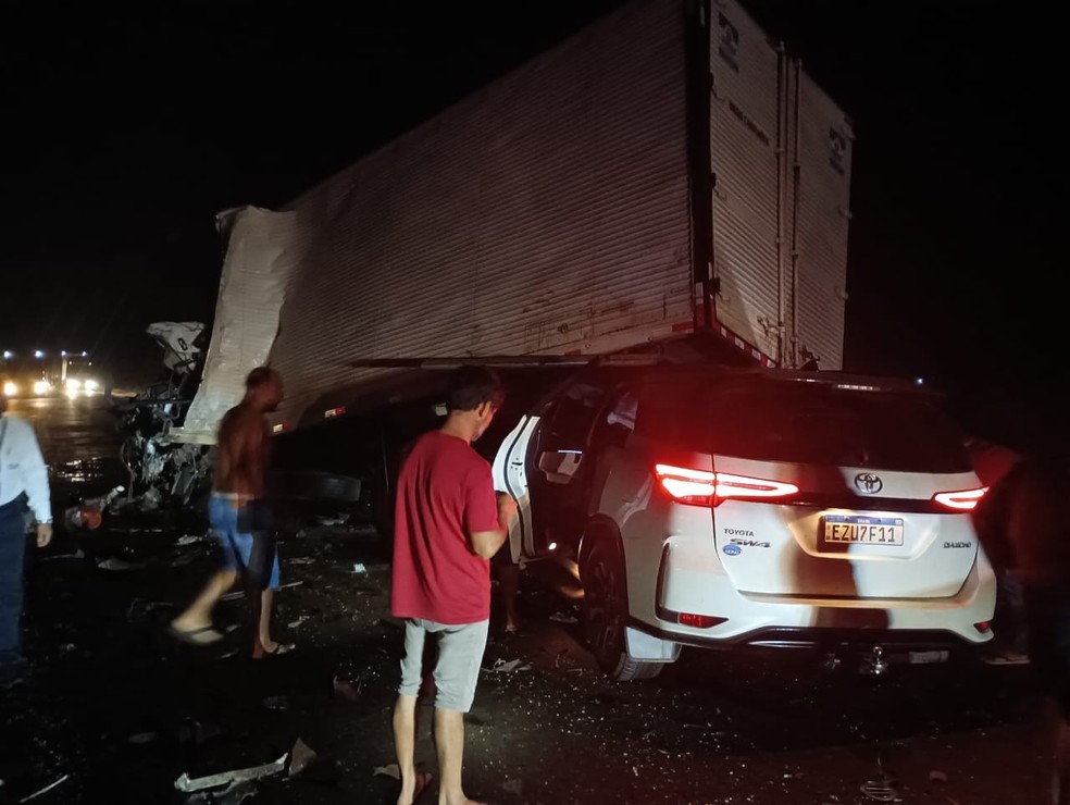 Colisão entre três veículos deixa uma pessoa morta e outras três feridas na BR-135, em São Mateus do Maranhão — Foto: Divulgação