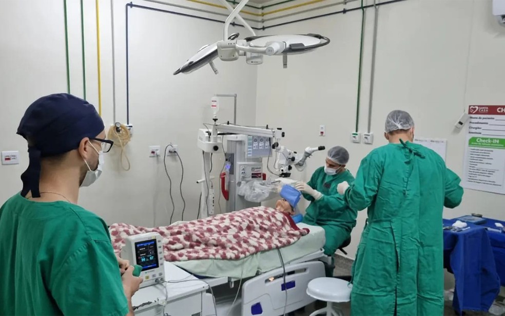 Cirurgia oftalmológica sendo realizada na Santa Casa de Cláudio — Foto: Divulgação
