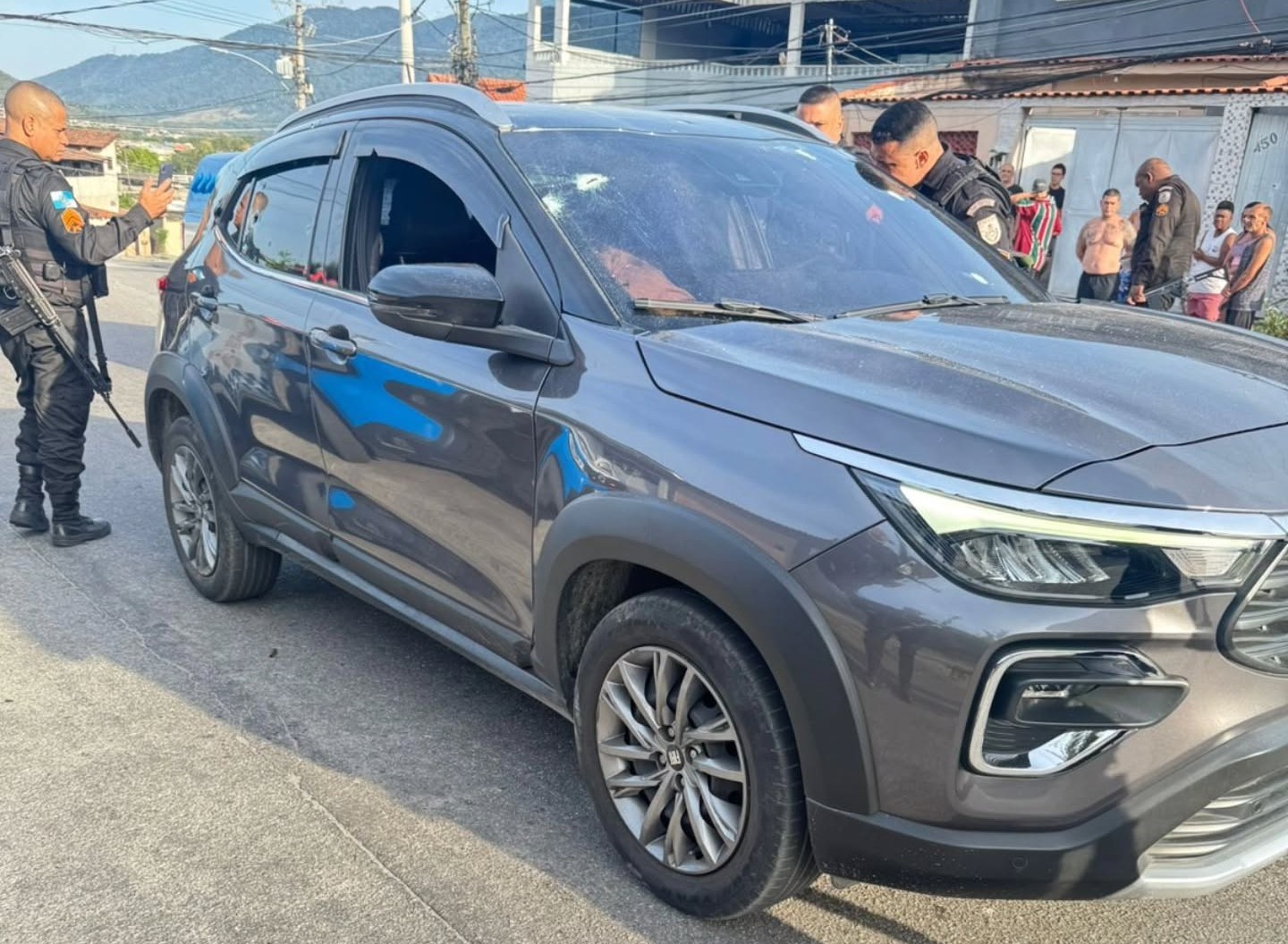 Homem é assassinado a tiros em Bangu; carro da vítima ficou com várias marcas de tiros 