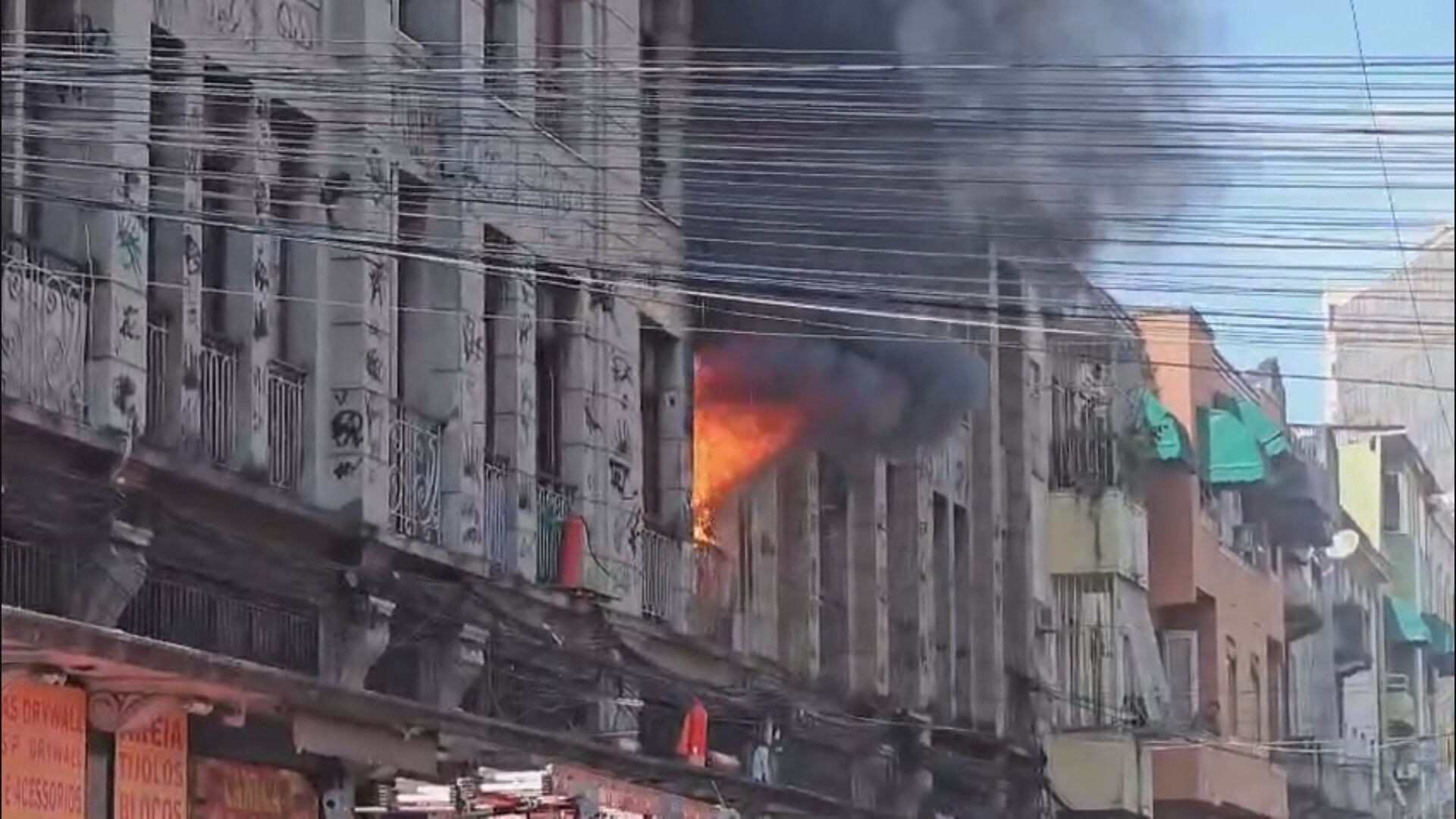 Incêndio atinge prédio no Centro do Rio