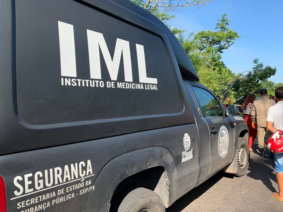 IML de Teresina removeu o corpo de motociclista  — Foto: Laura Moura/g1 PI