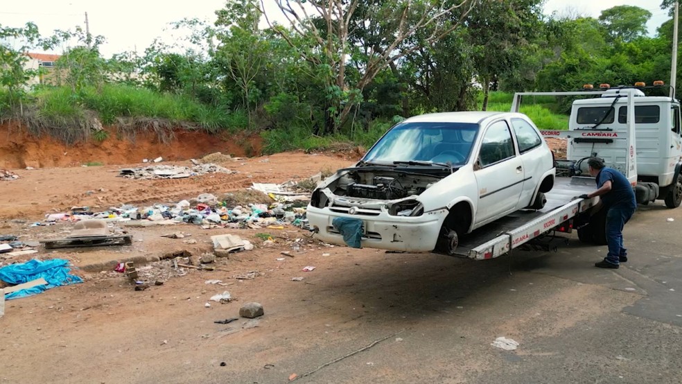 Carro 'depenado' &eacute; encontrado em &aacute;rea de descarte irregular de lixo em S&atilde;o Jos&eacute; do Rio Preto (SP) &mdash; Foto: Marcos Morelli/Prefeitura de Rio Preto