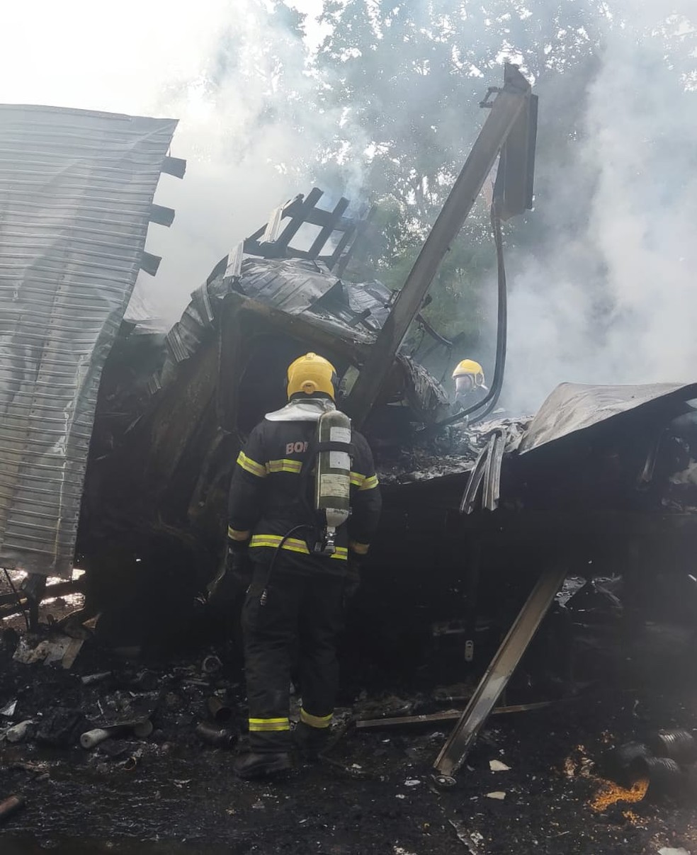 Motorista morre após acidente entre três caminhões na BR-153, em Gurupi — Foto: Divulgação/Corpo de Bombeiros