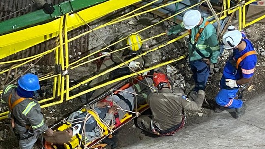 Três trabalhadores caem de passarela com 12 metros de altura e ficam feridos - Foto: (Reprodução)