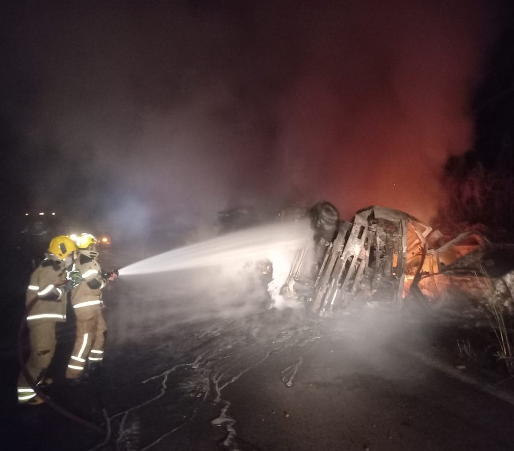 Chamas foram controladas pelos bombeiros — Foto: Corpo de Bombeiros/Divulgação