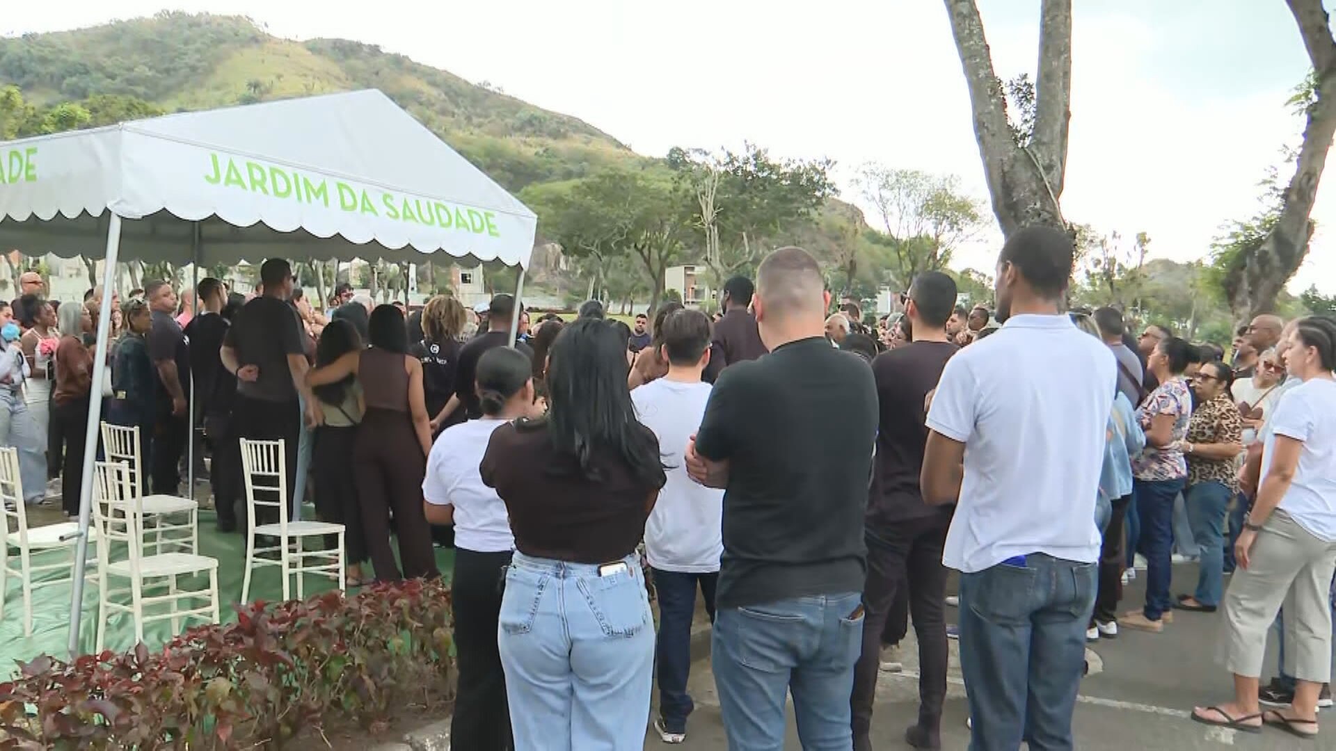 Corpo de homem baleado por PM em casa de shows na Zona Oeste é enterrado