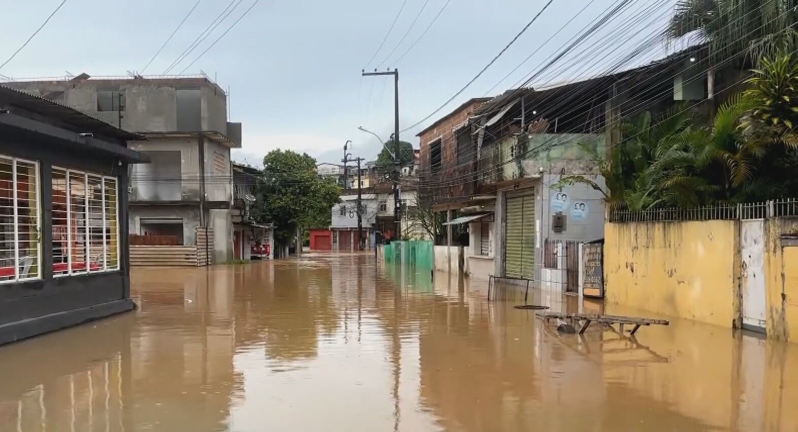 Chuva no Grande Recife suspende aulas e deixa ruas alagadas; veja vídeos e fotos