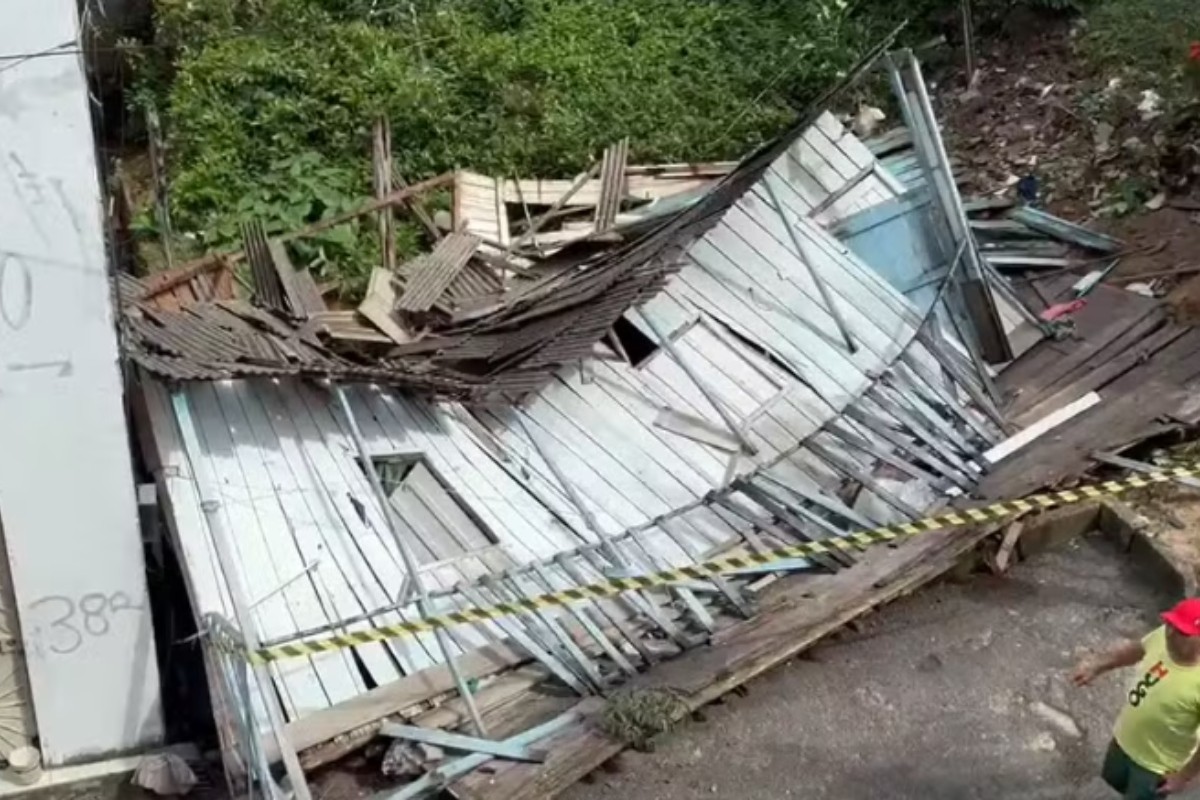 VÍDEO: Casa desaba no Centro de Manaus; duas idosas escapam sem ferimentos