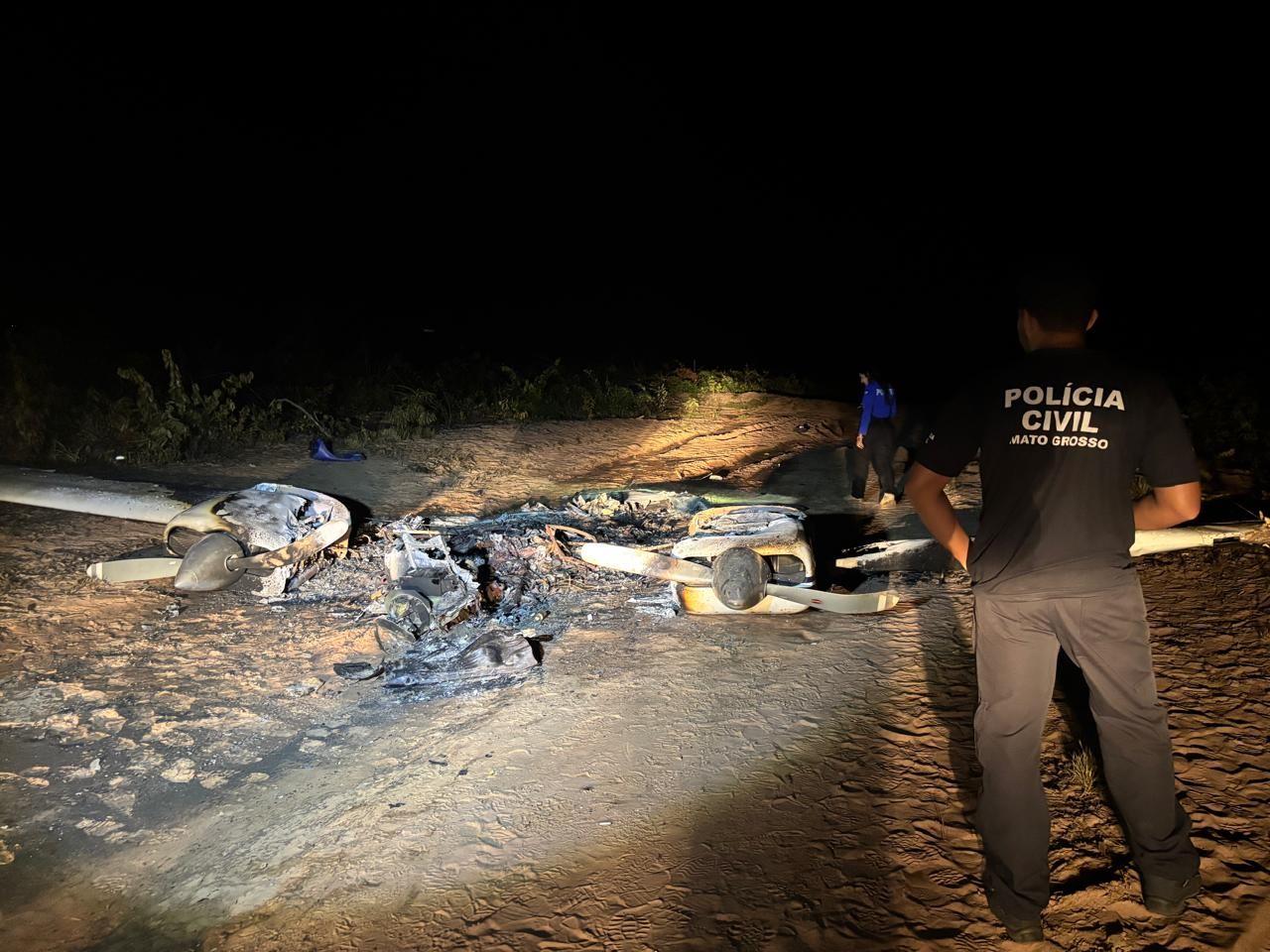 Drogas são achadas em avião que explodiu em estrada rural de MT; piloto é procurado