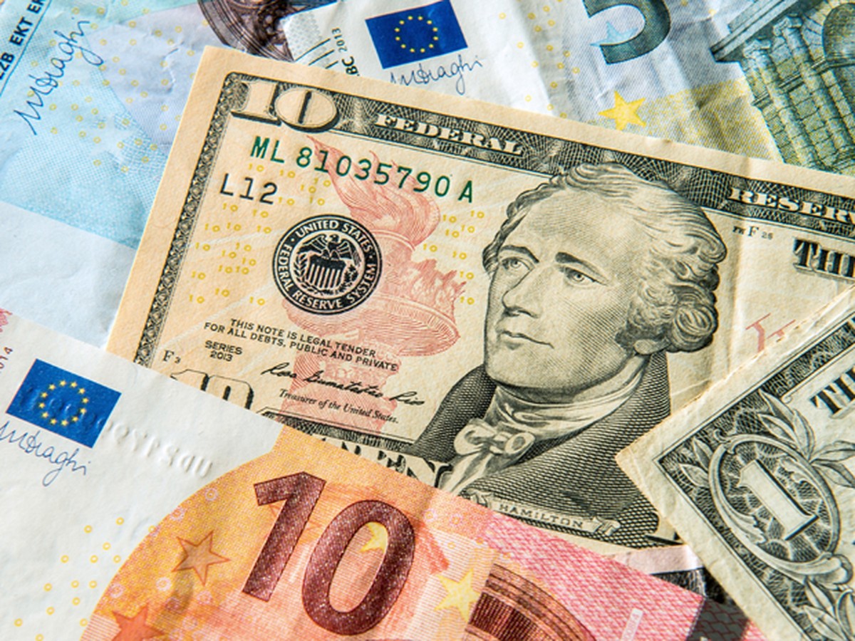 Euro fica abaixo de US$ 1 01 e se aproxima da paridade com o dólar