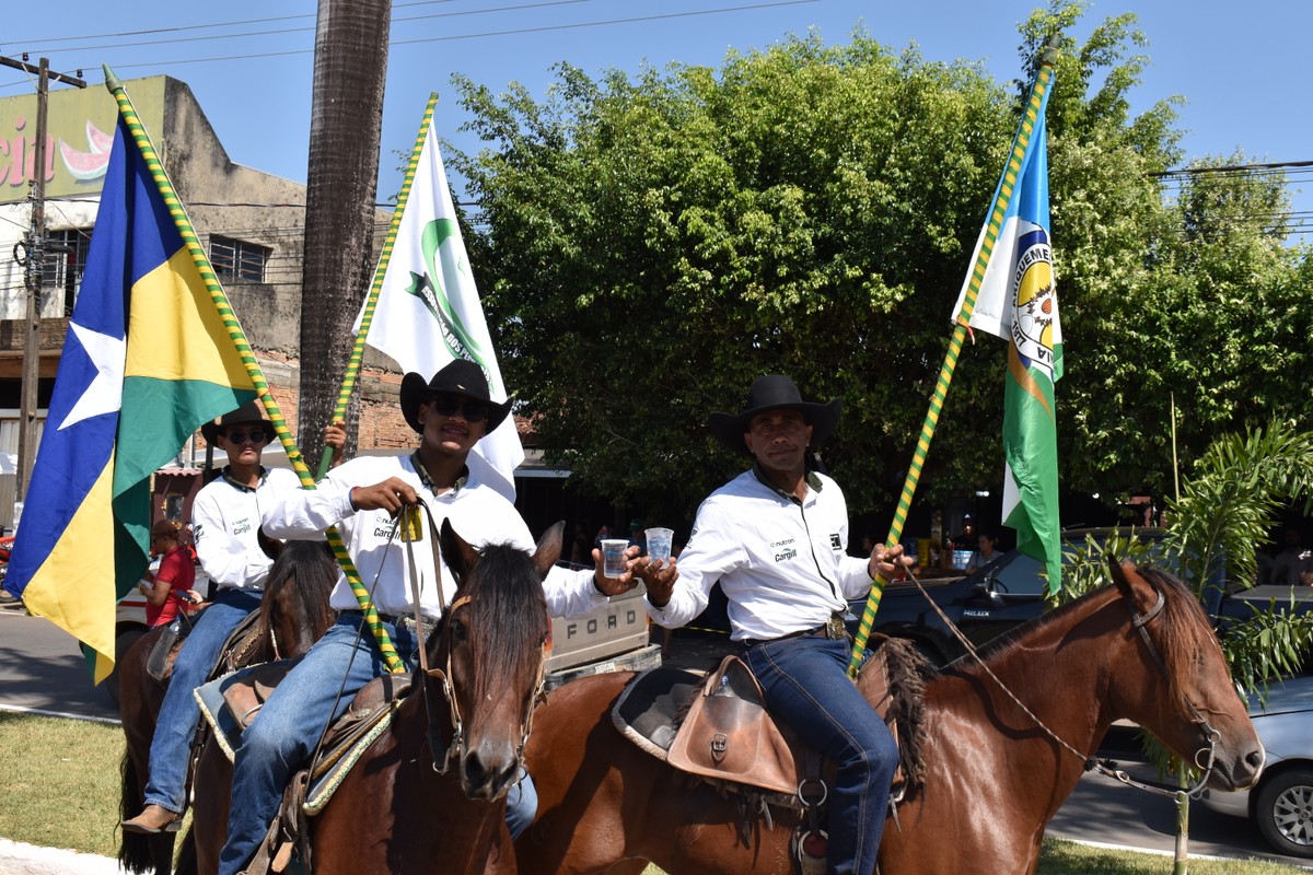 Ponto de hidratação distribui água gelada durante Cavalgada em Ariquemes