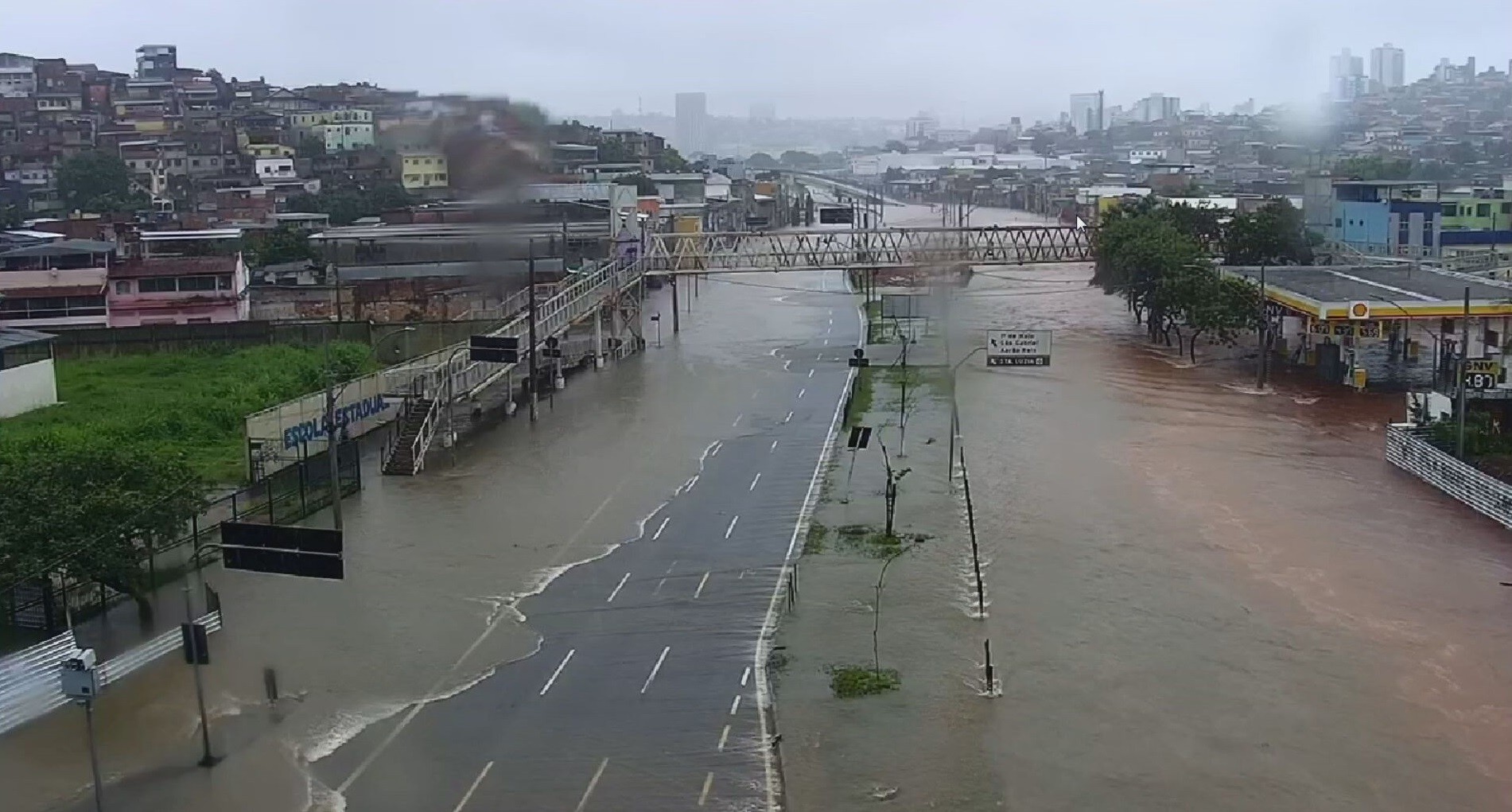 Avenida Cristiano Machado é bloqueada após córrego transbordar