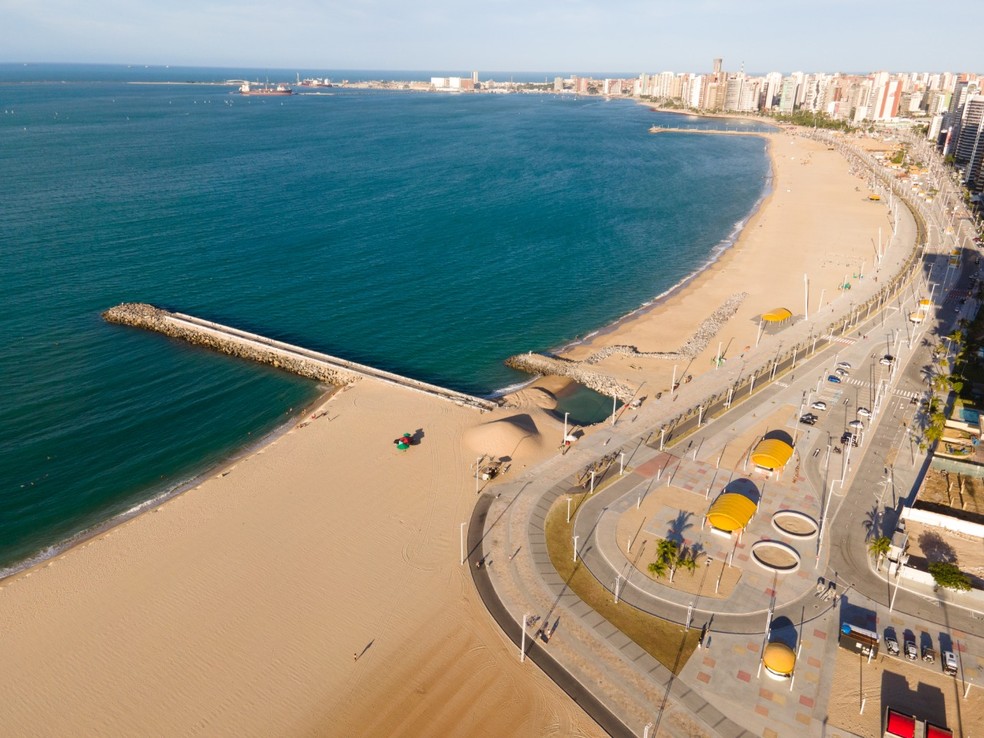 Faixa de praia de Fortaleza já passou por dois aterramentos em pontos distintos. — Foto: Izaias Vieira/Seinf