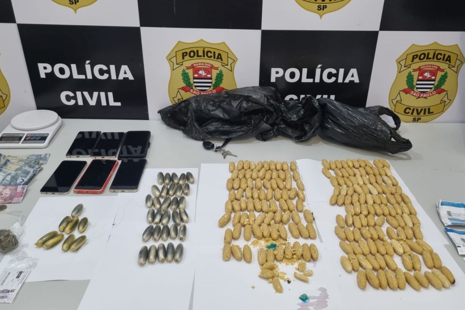 Polícia Civil prende 15 pessoas e apreende drogas e celulares durante a Operação Ômega no Litoral de SP