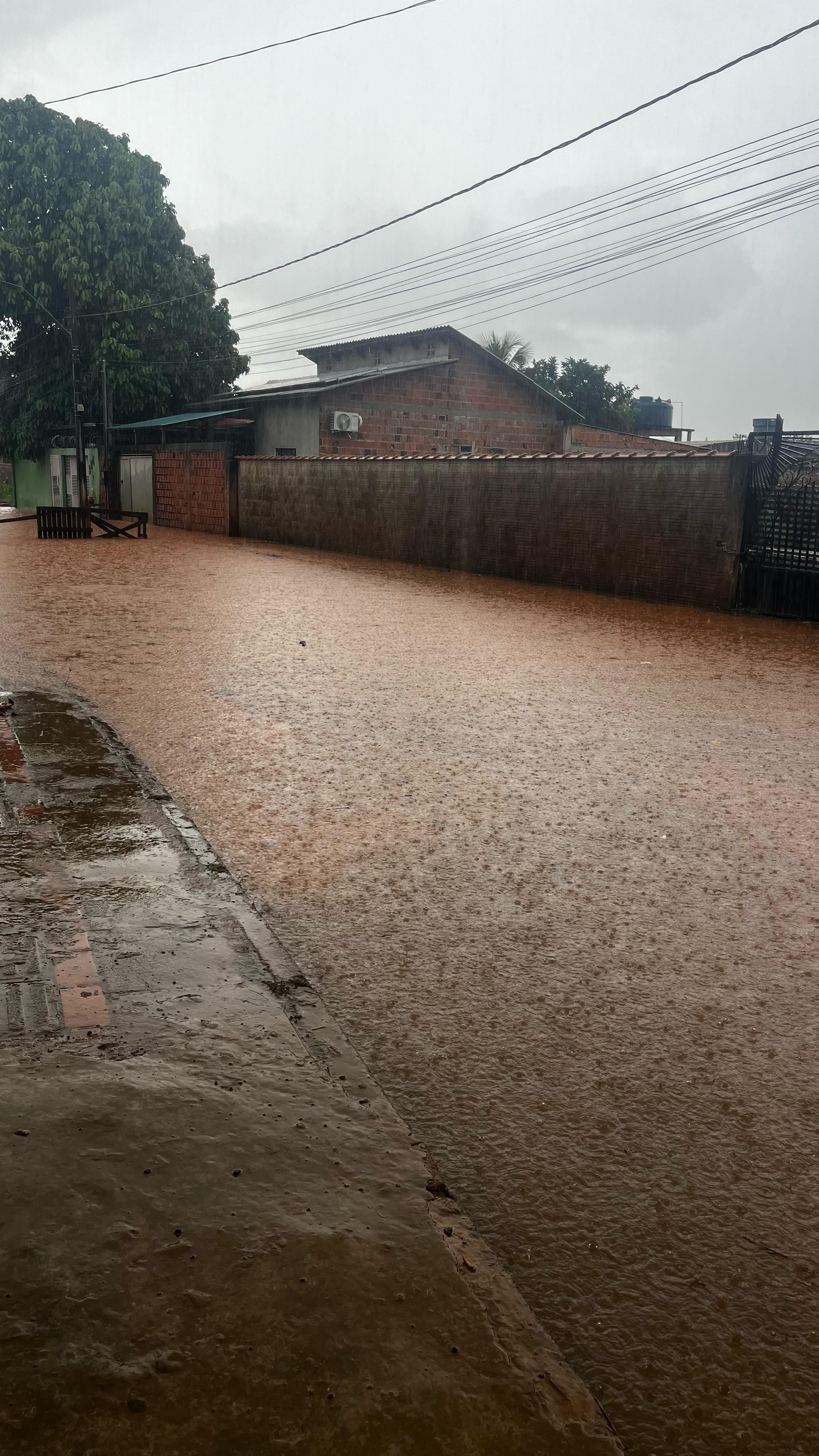 Bairros na fronteira do Acre ficam inundados após chuva de mais de 100 milímetros no período de 1 hora