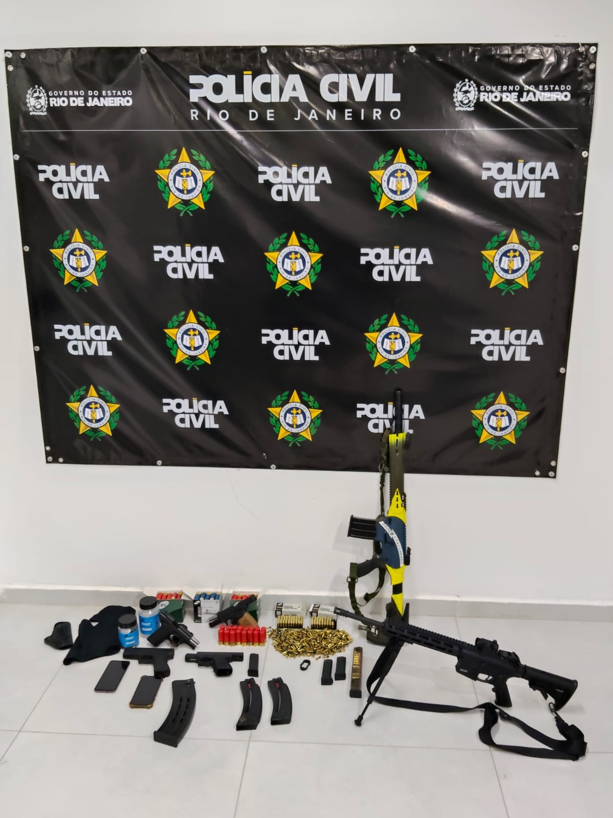 Investigação sobre morte de adolescente apreende carro blindado, armas e celulares em Macaé
