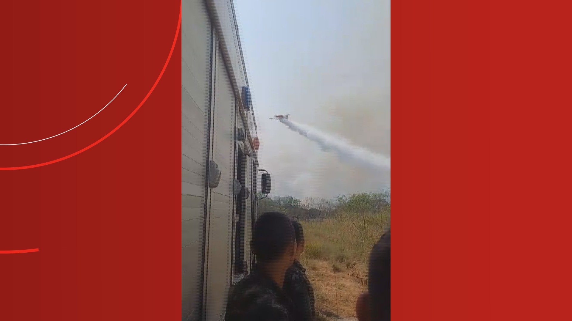 Avião é usado para ajudar a conter incêndio próximo a depósito de explosivos do exército em Palmeira; VÍDEO